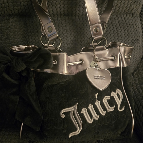 Juicy Couture Black and Silver Shoulder Bag.....NEW CONDITION...$100 O.B.O. ???? - Picture 2 of 9
